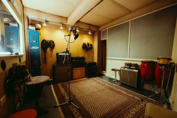 Wild Wood Studios - Von Punk bis Jazz – Fotostudio Düsseldorf in Düsseldorf